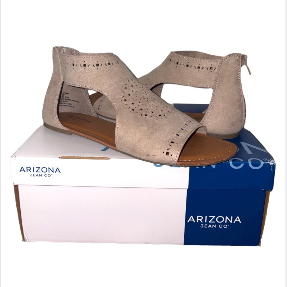 NWB Arizona Jean Co Tawny Taupe Sandals Faux Suede Cut Out Flats Women Size 7.5M - Picture 2 of 11